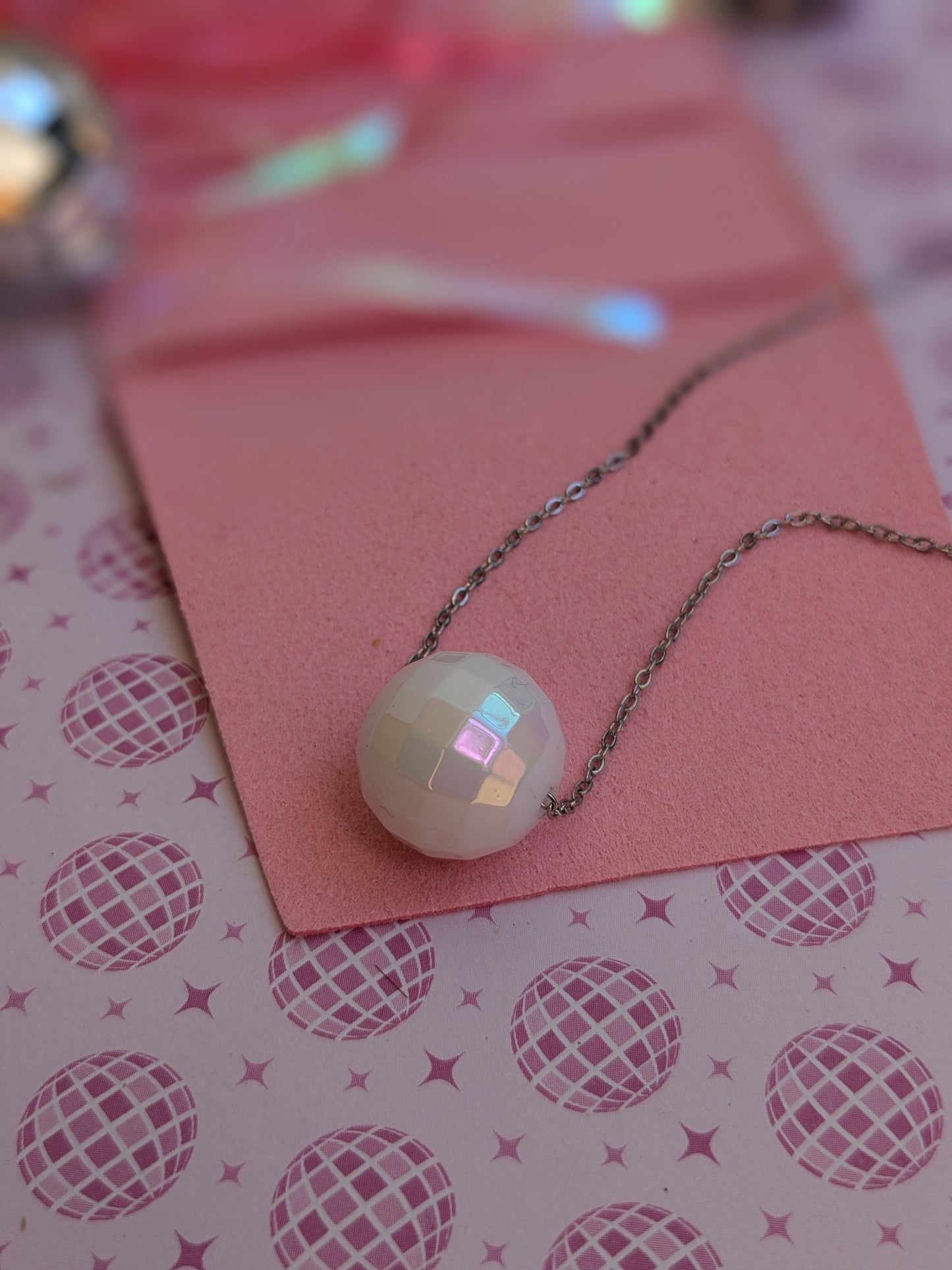 Collier boule à facette Blanc nacré chaîne argentée