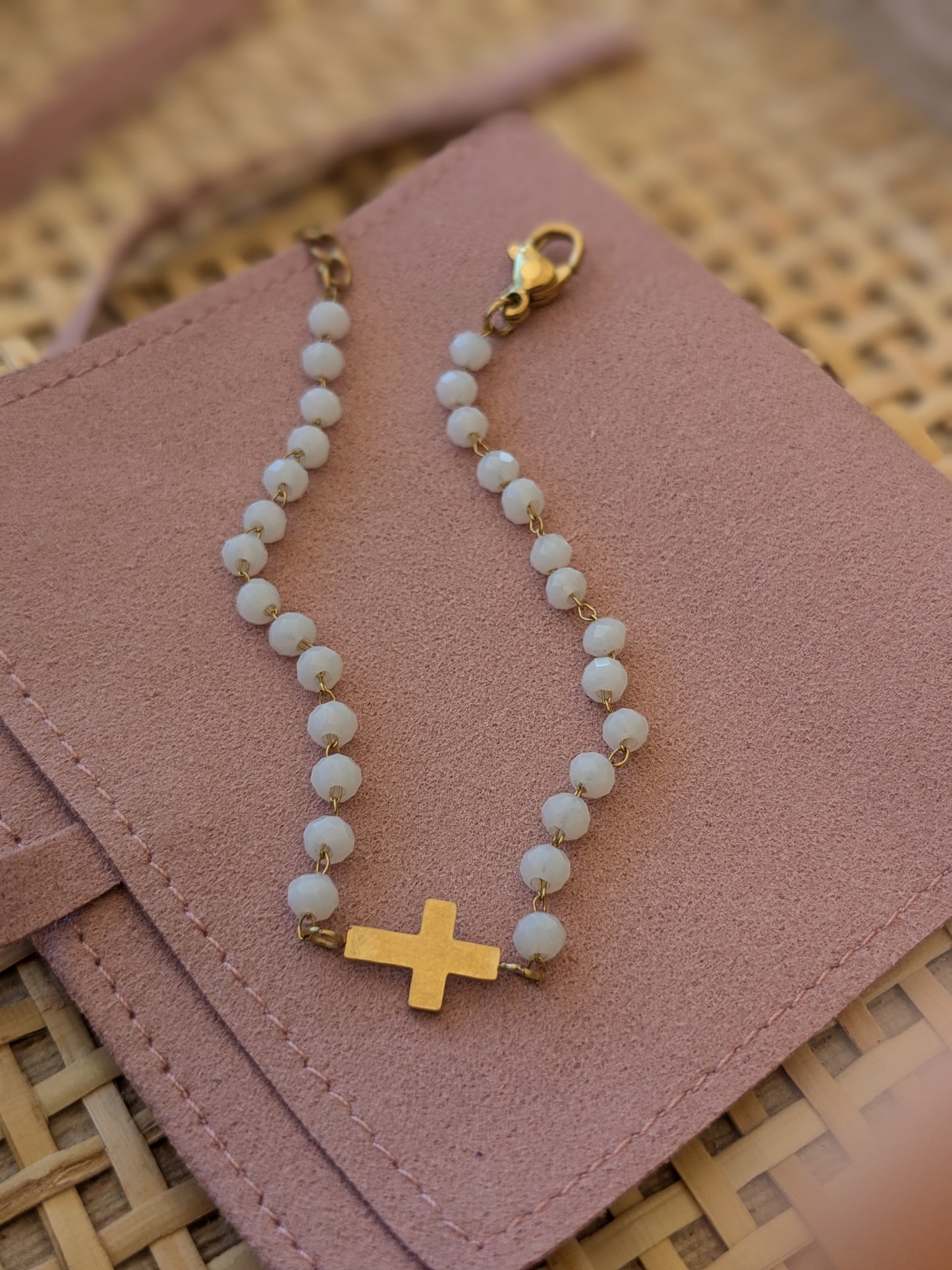 Bracelet perle en verre blanche & Croix