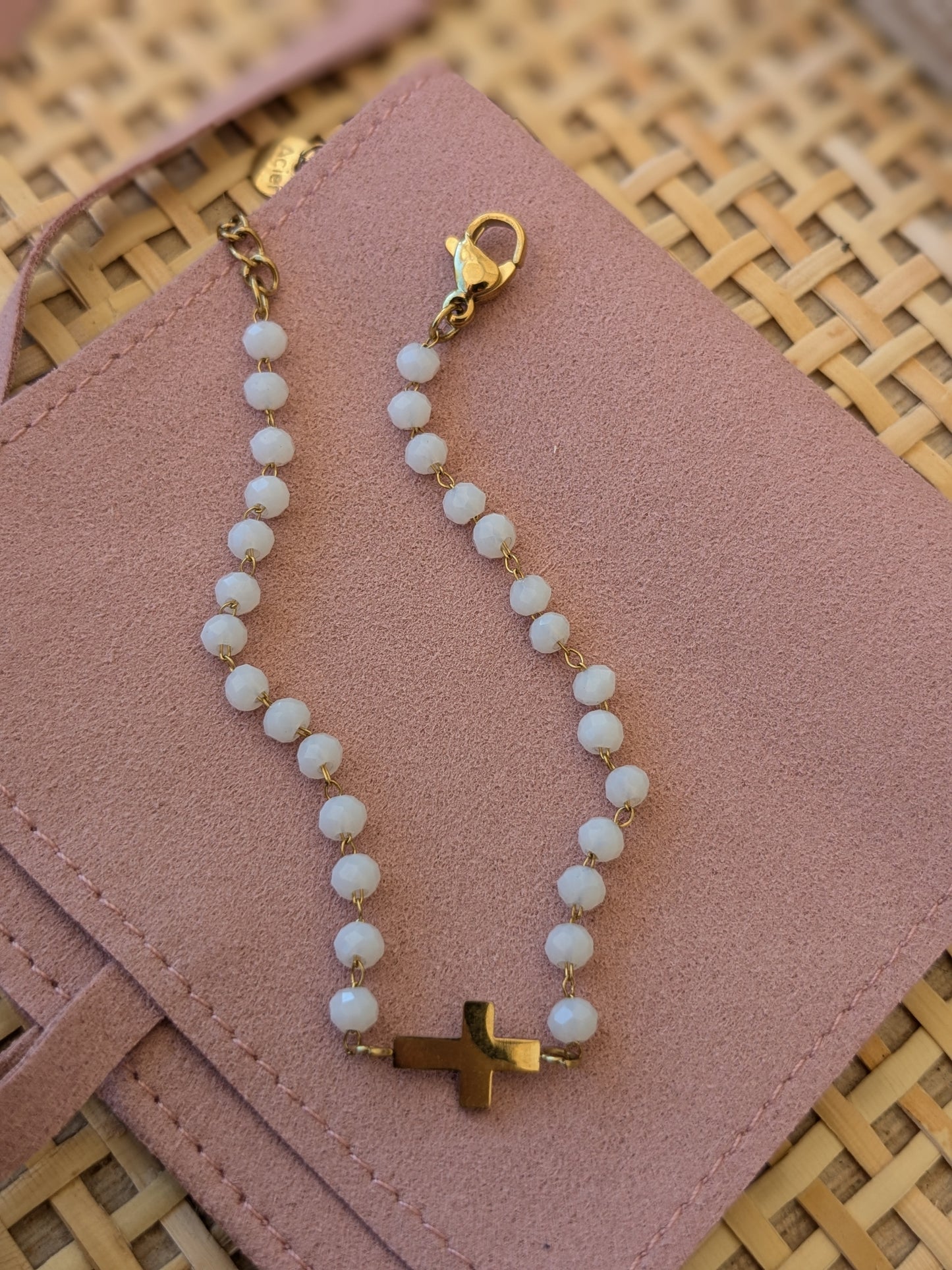 Bracelet perle en verre blanche & Croix