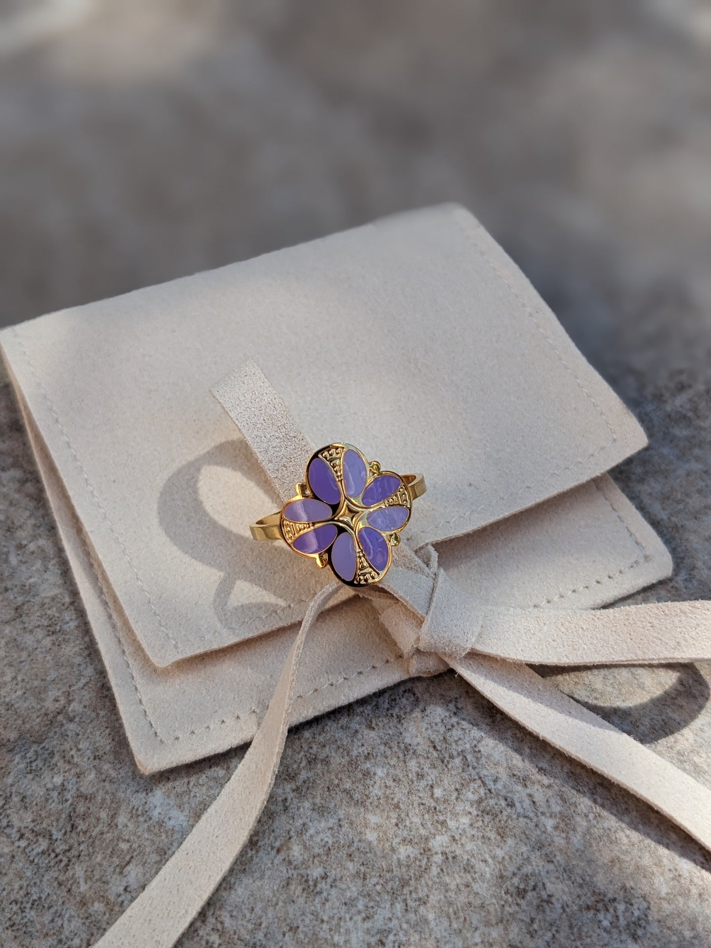 Bague ajustable trèfle mauve