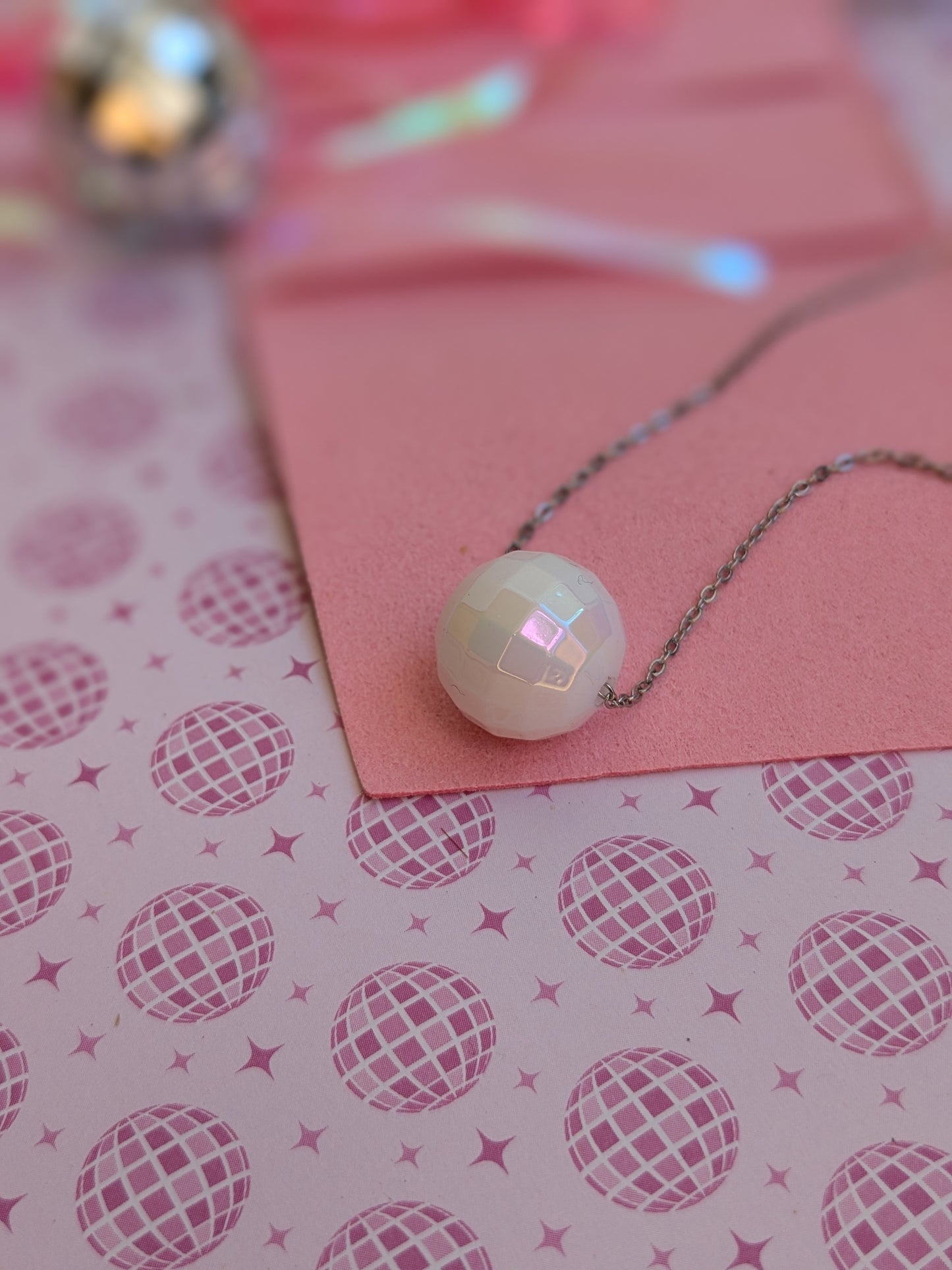 Collier boule à facette Blanc nacré chaîne argentée