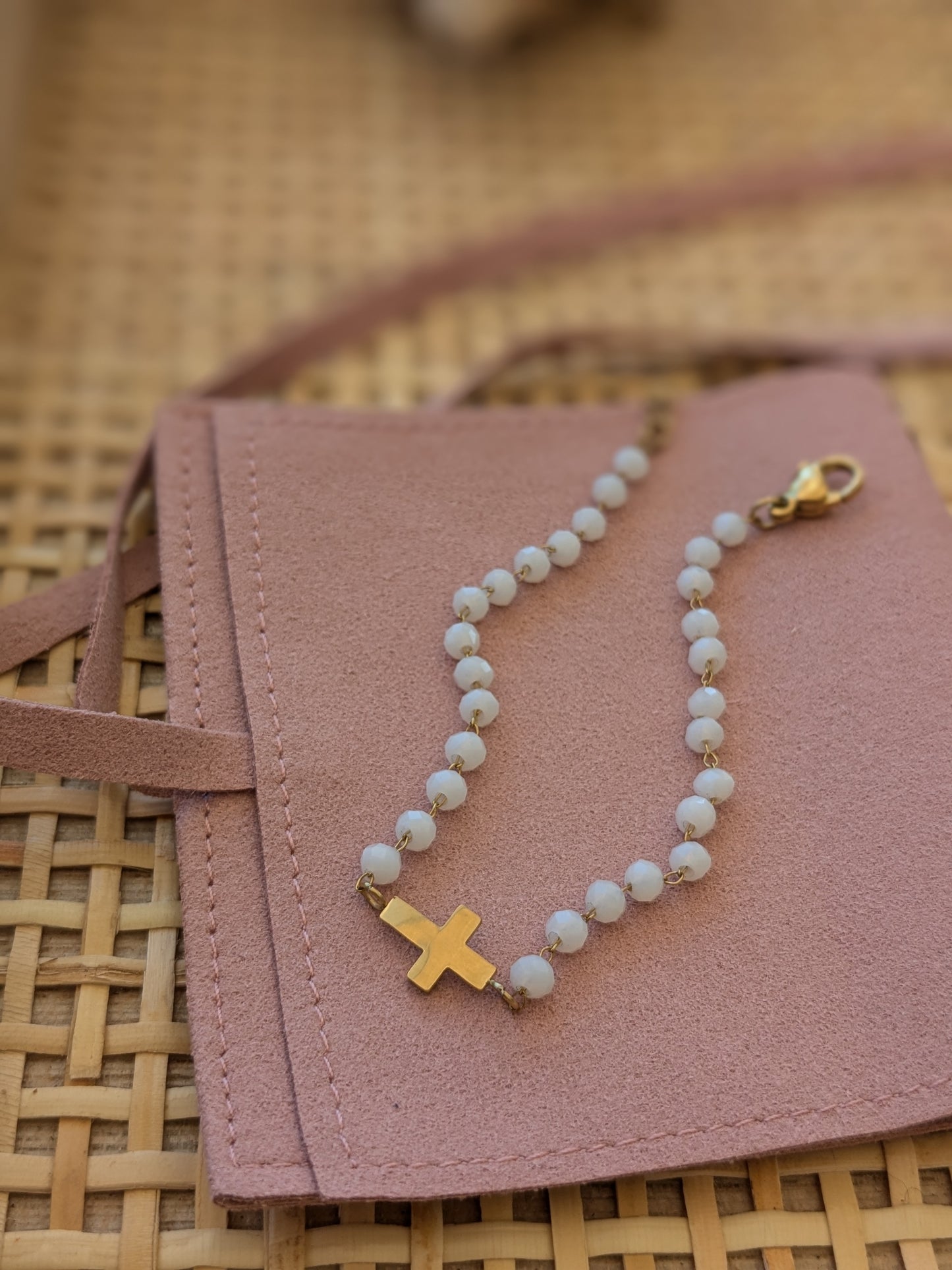 Bracelet perle en verre blanche & Croix