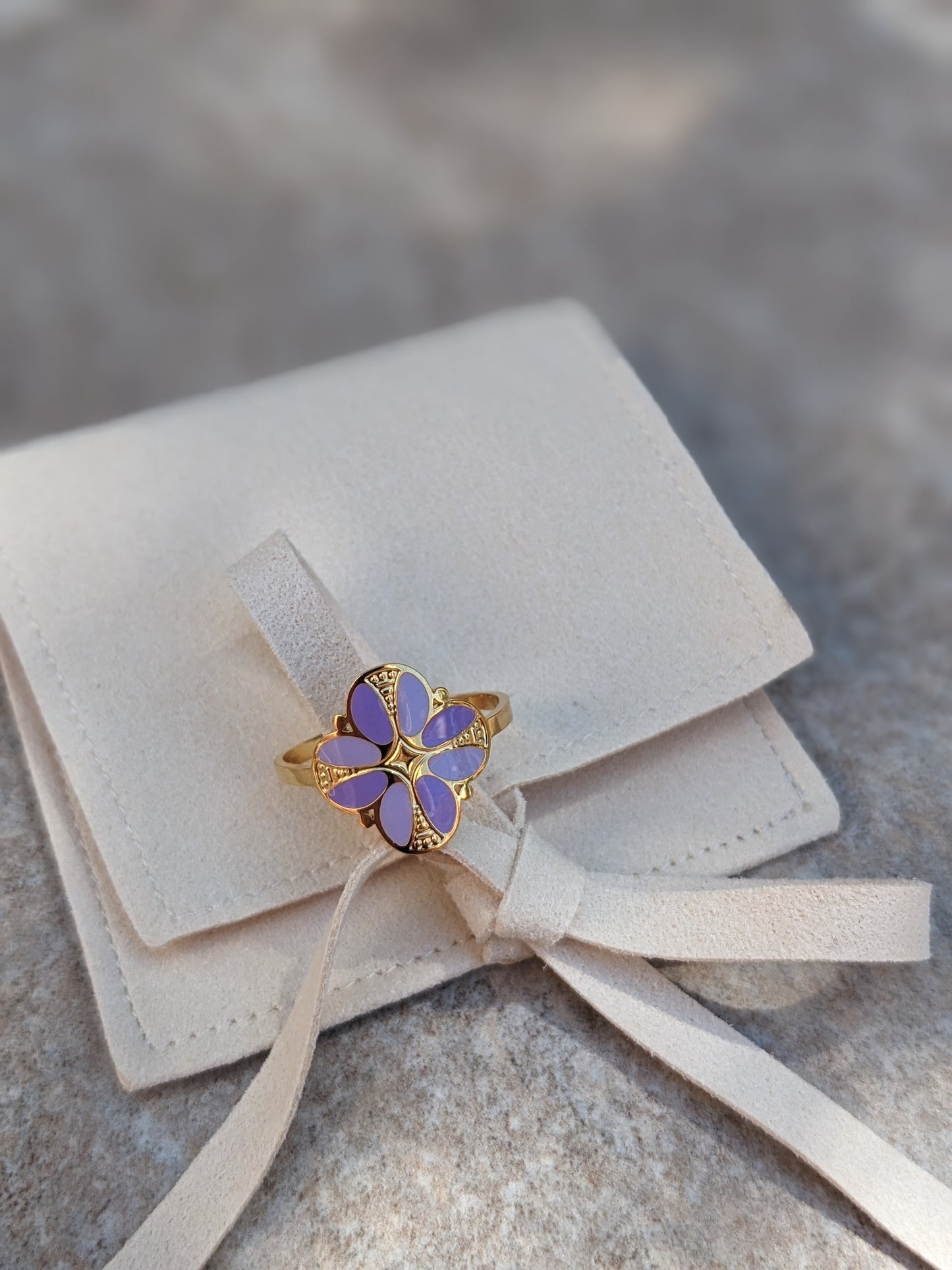 Bague ajustable trèfle mauve