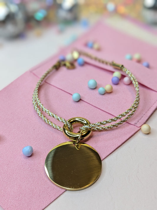 Bracelet en corde avec médaille