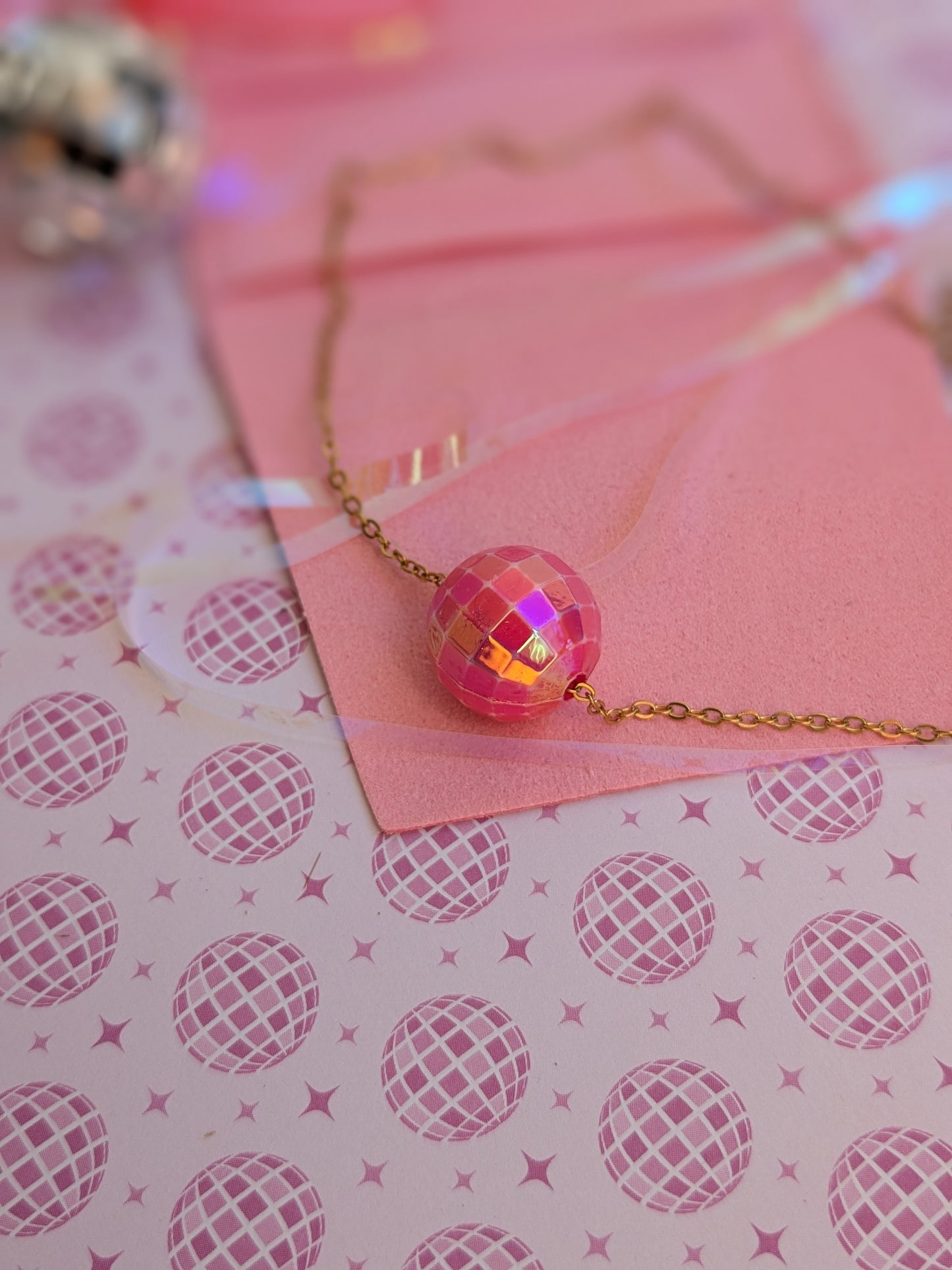 Collier boule à facette Rose vif